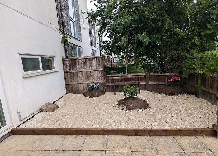 Cute 3 Bedroom House Near Etihad Stadium And Coop Arena With Parking